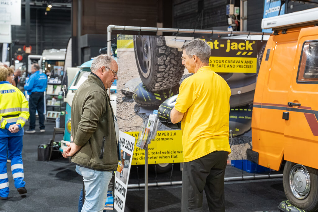 accessoires op camperbeurs. flat jack voor camper