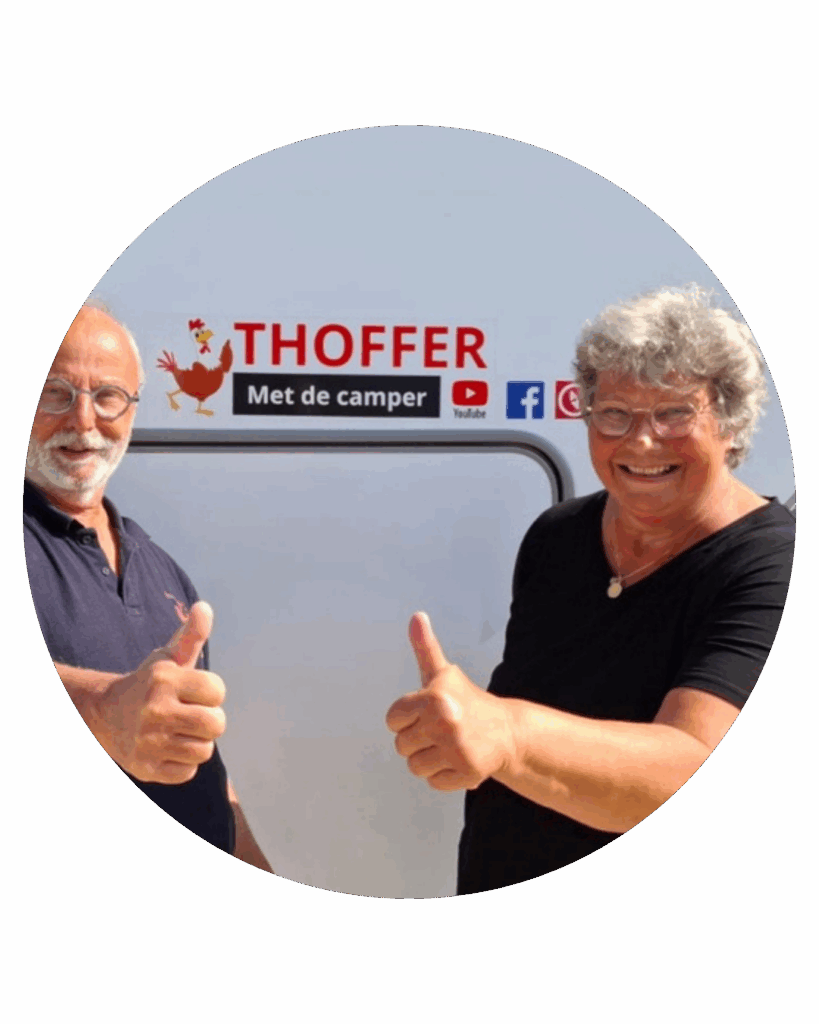 Glunderend stel geeft duimen omhoog bij Thoffer-camper