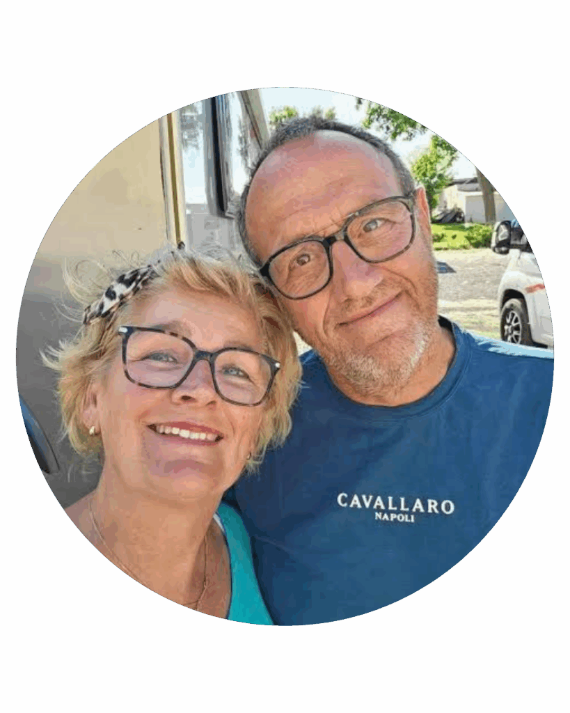 Glimlachend stel met brillen maakt buiten een selfie