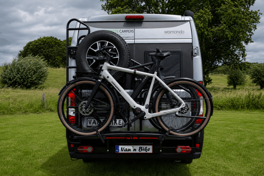 Twee fietsen op fietsendrager achter camperbus