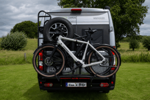 Twee fietsen op fietsendrager achter camperbus