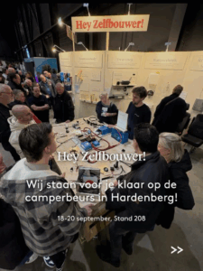 Bezoekers bij Hey Zelfbouwer-stand op camperbeurs