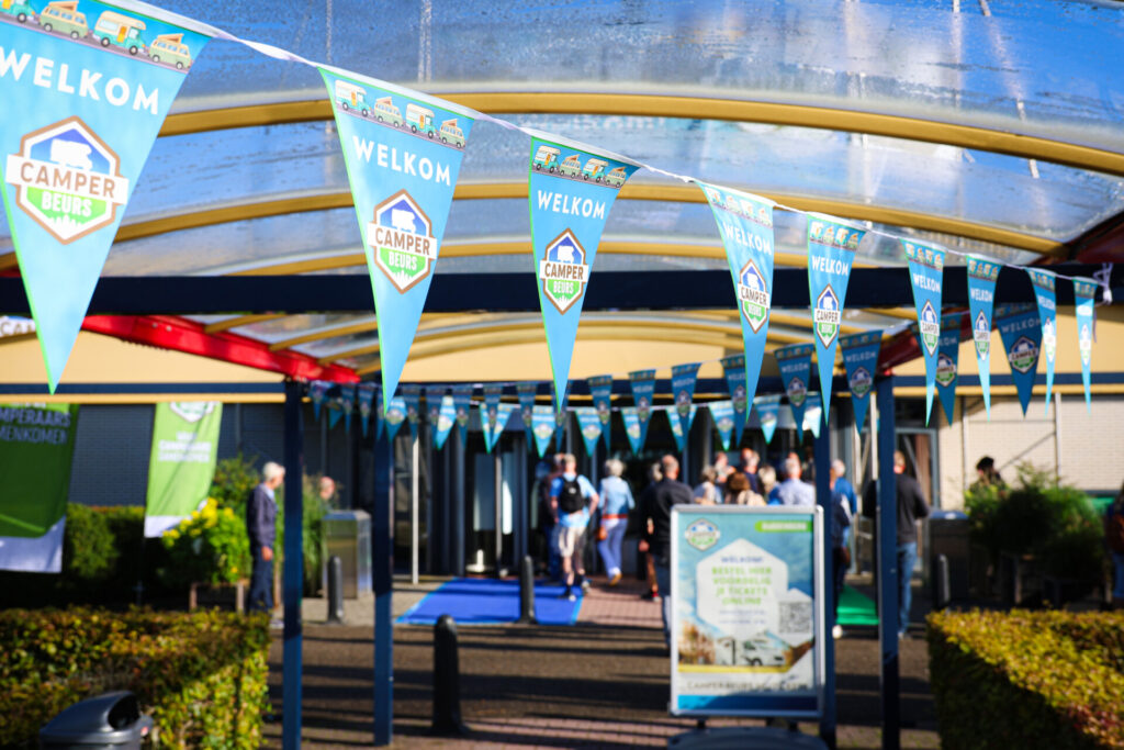 Welkomstvlaggen bij ingang van de Camperbeurs