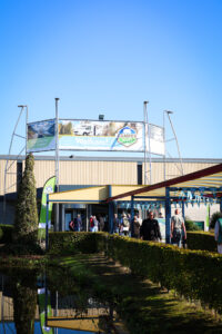 Bezoekers bij ingang van de Camperbeurs