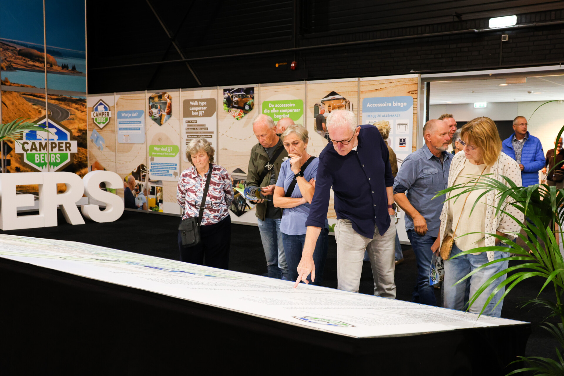 Bezoekers bekijken routekaart op de Camperbeurs