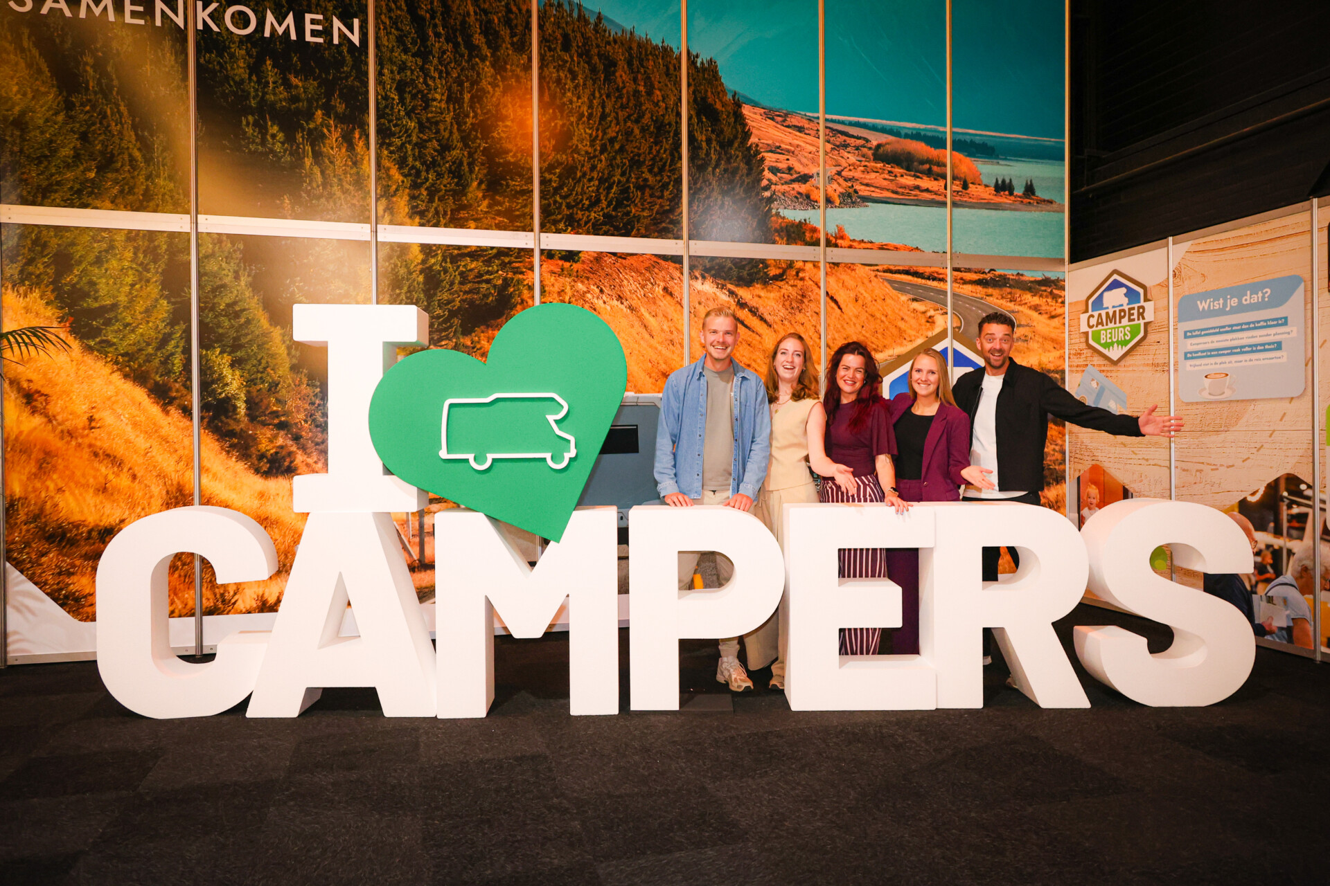 Vijf mensen bij I love Campers-stand op beurs