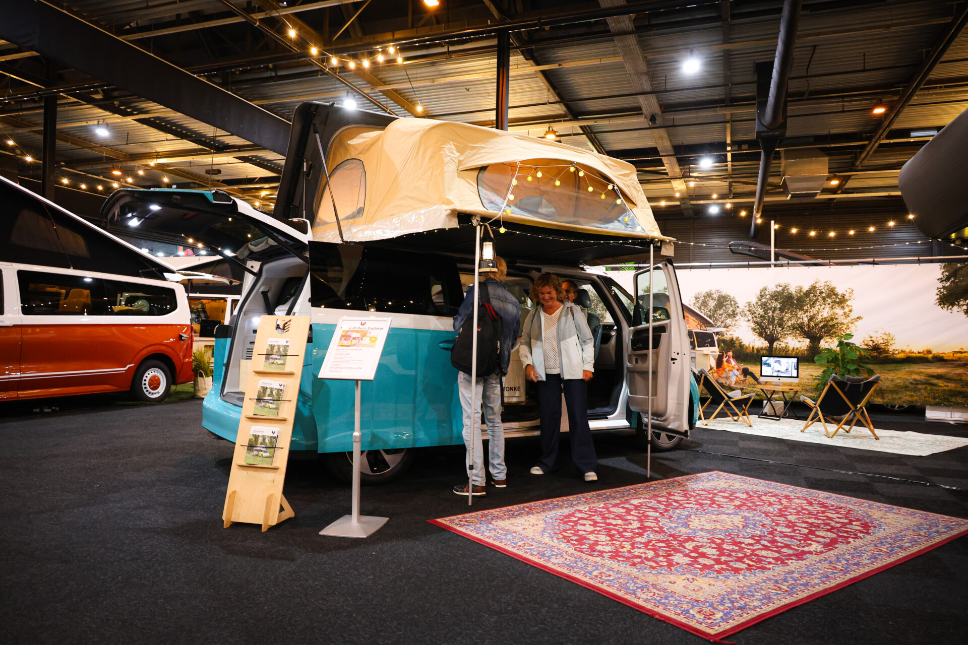 Camperbus met daktent op een kampeerbeurs