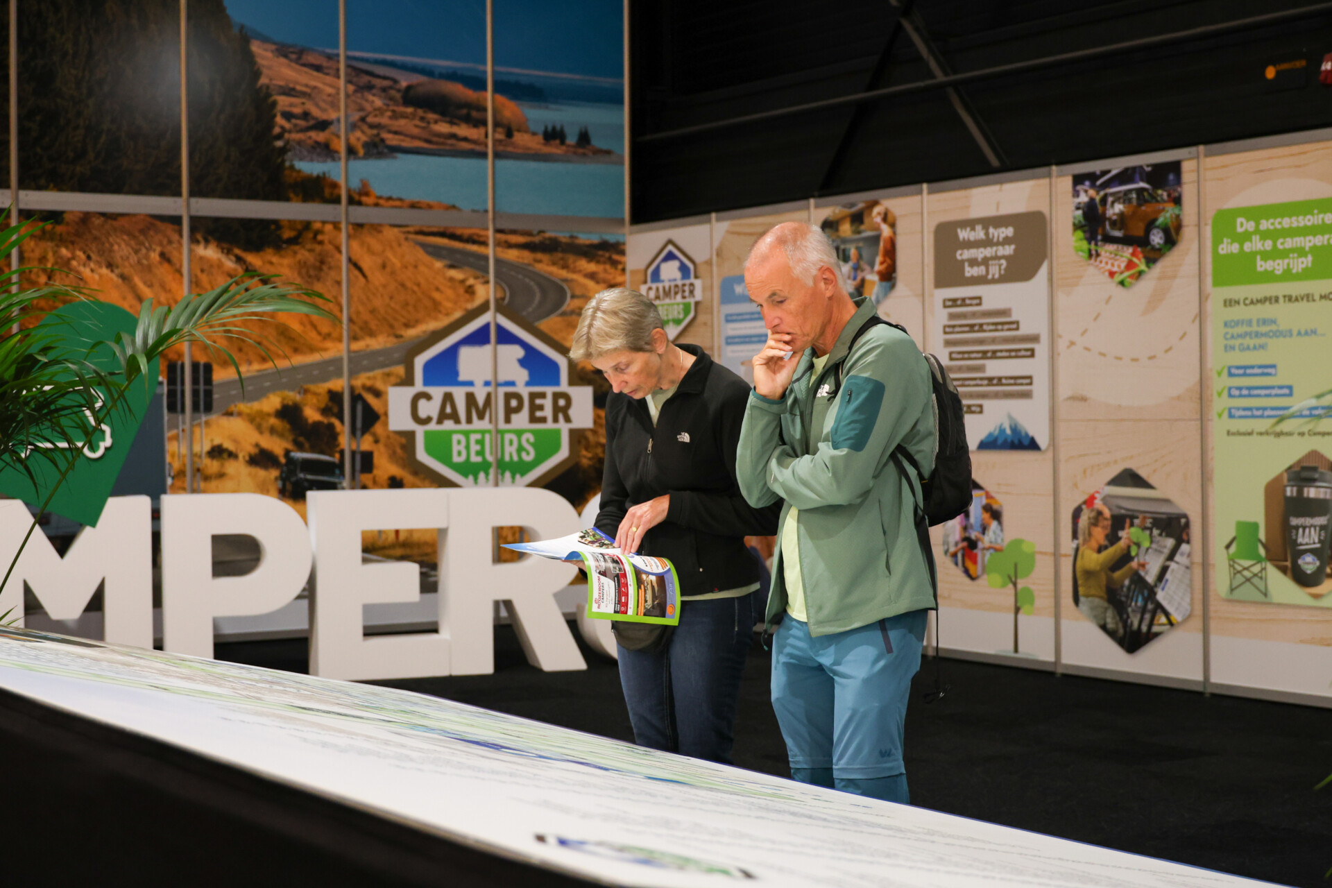Bezoekers bekijken kaart op de Camperbeurs