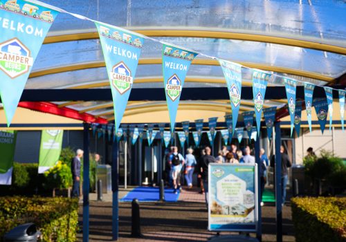 Welkomsvlaggen bij ingang van de Camperbeurs