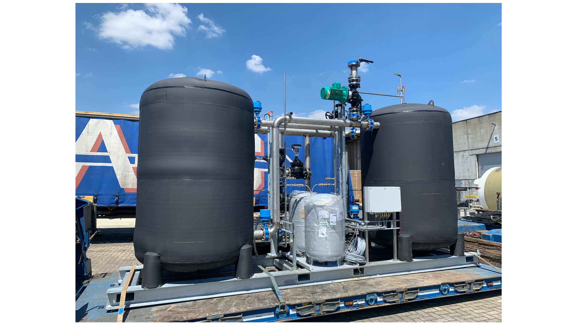 Pompskid met 2 RVS buffertanks van 5m³ voor opslag koud en warm water
