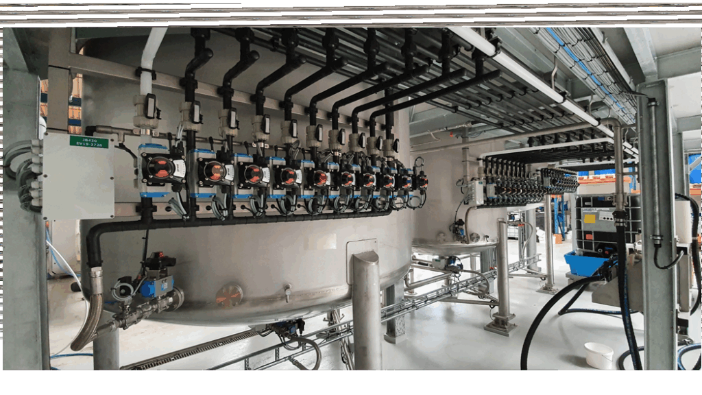 Geautomatiseerde doseer-installatie voor menging van verschillende reinigingsproducten