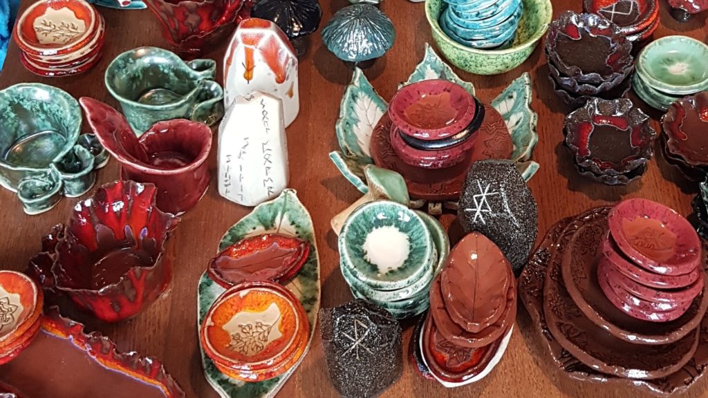 Various ceramic items Heroes Made in Asia NL