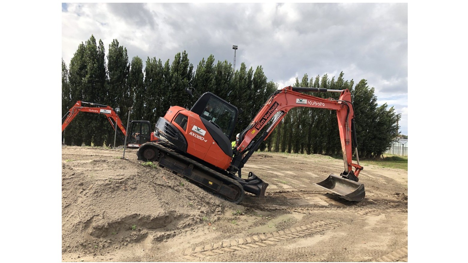 Travailller avec une excavatrice avec fonction de levage AV-014