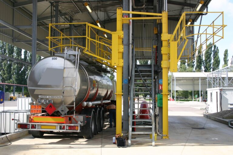 Uitklapbare loopbrug voor toegang tot tanks, containers en wagons