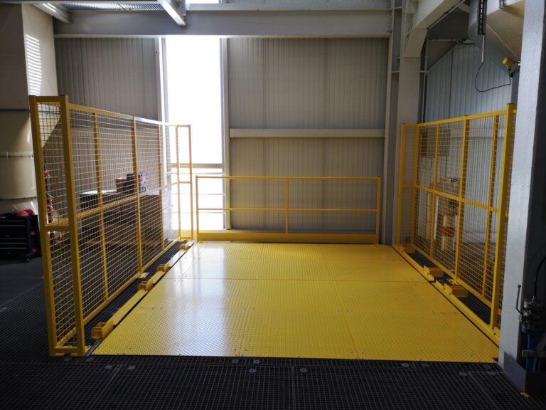 Automatische valvloer voor het afsluiten van een laadgat in de werkvloer