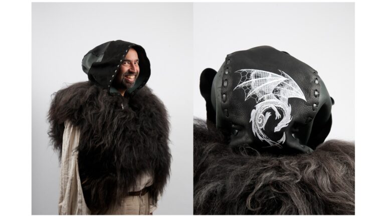 Grote kaproen gemaakt van echt leer en schapenvacht, met een mooi drakenborduursel.