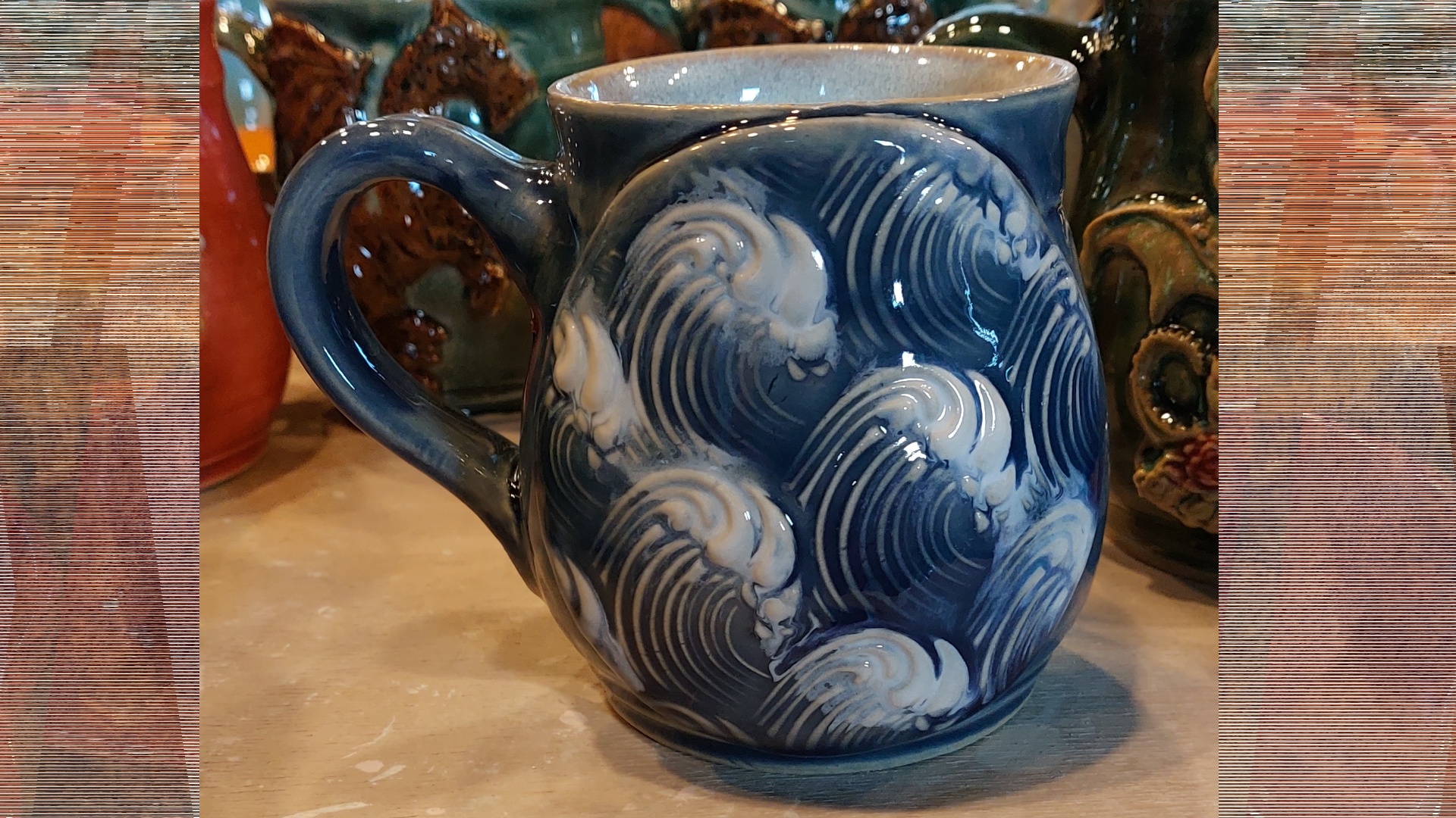 Diverse grote mokken/bierpullen in thema’s