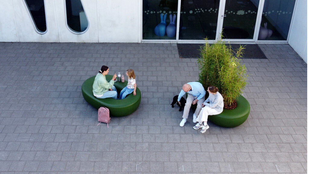 Nieuw buitenmeubilair voor secundair en hoger onderwijs