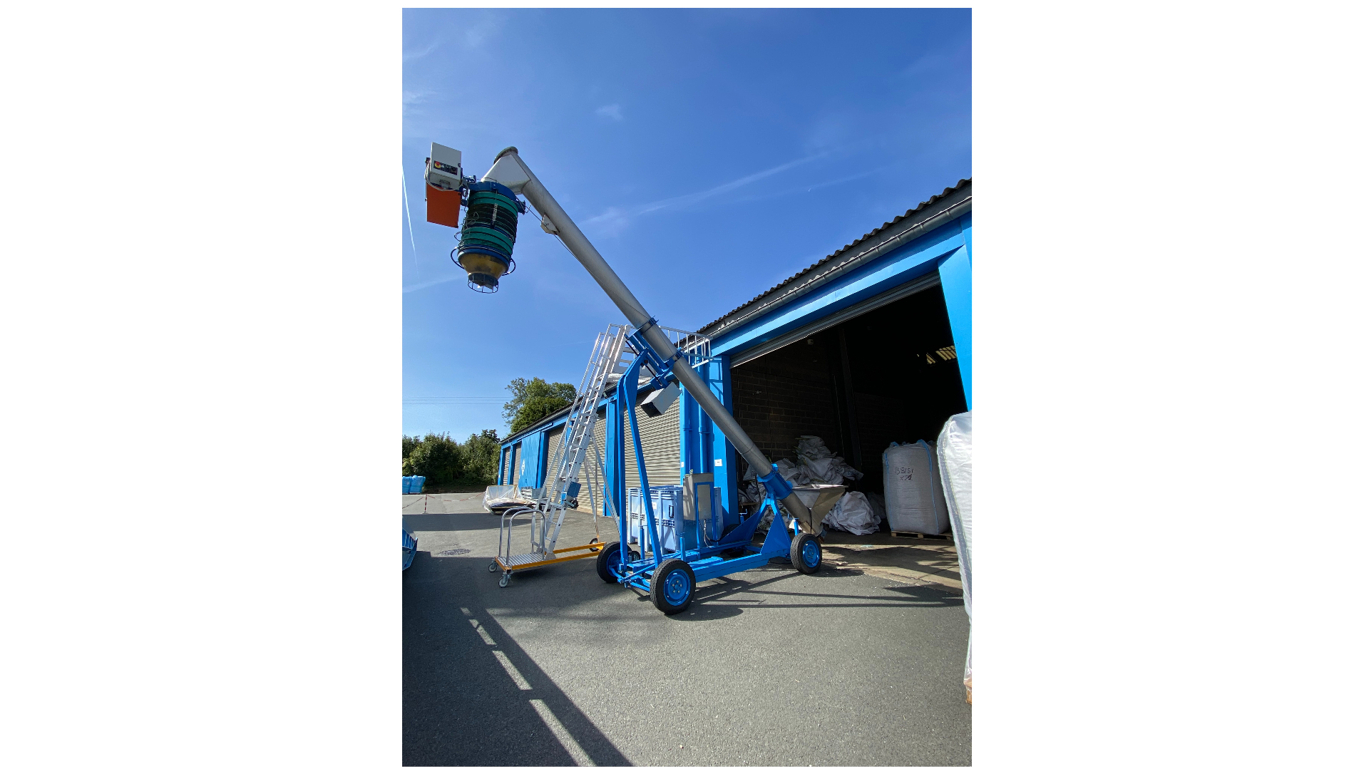 Screw conveyor for loading tanks