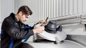 Servicemonteur koeling bij DeLaval dealer Alfa Koeling