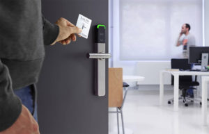 SALTO SVN-FlexSALTO SVN-Flex apporte la technologie de carte de données en réseau au centre du contrôle d’accès: la porte