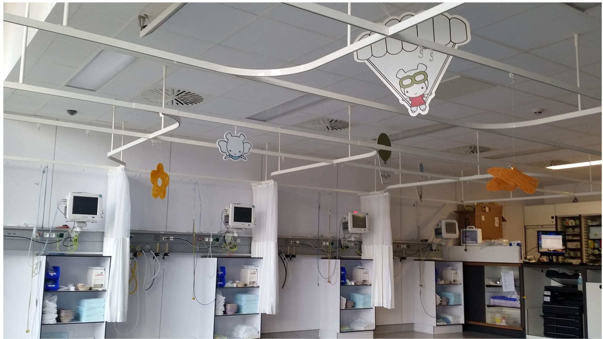 Rails en gordijnen voor separatie bedden