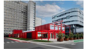 Après une pharmacie hospitalière dotée d’une salle blanche, VDL De Meeuw réalise également un pavillon d’entrée saisissant.