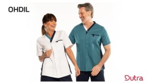 Design moderne avec col V et plis d’aisance au dos. Poche poitrine pratique avec compartiment stylo. Poches latérales et intérieure renforcée pour ciseaux. Fermeture à pressions cachées, bandes contrastées et fentes côté pour plus de confort.