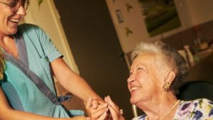 Appartement avec services ou maison de repos : que choisir ?