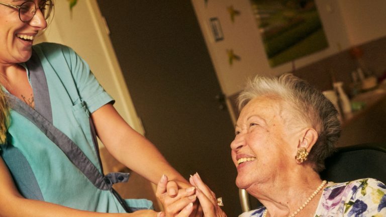 Appartement avec services ou maison de repos : que choisir ?