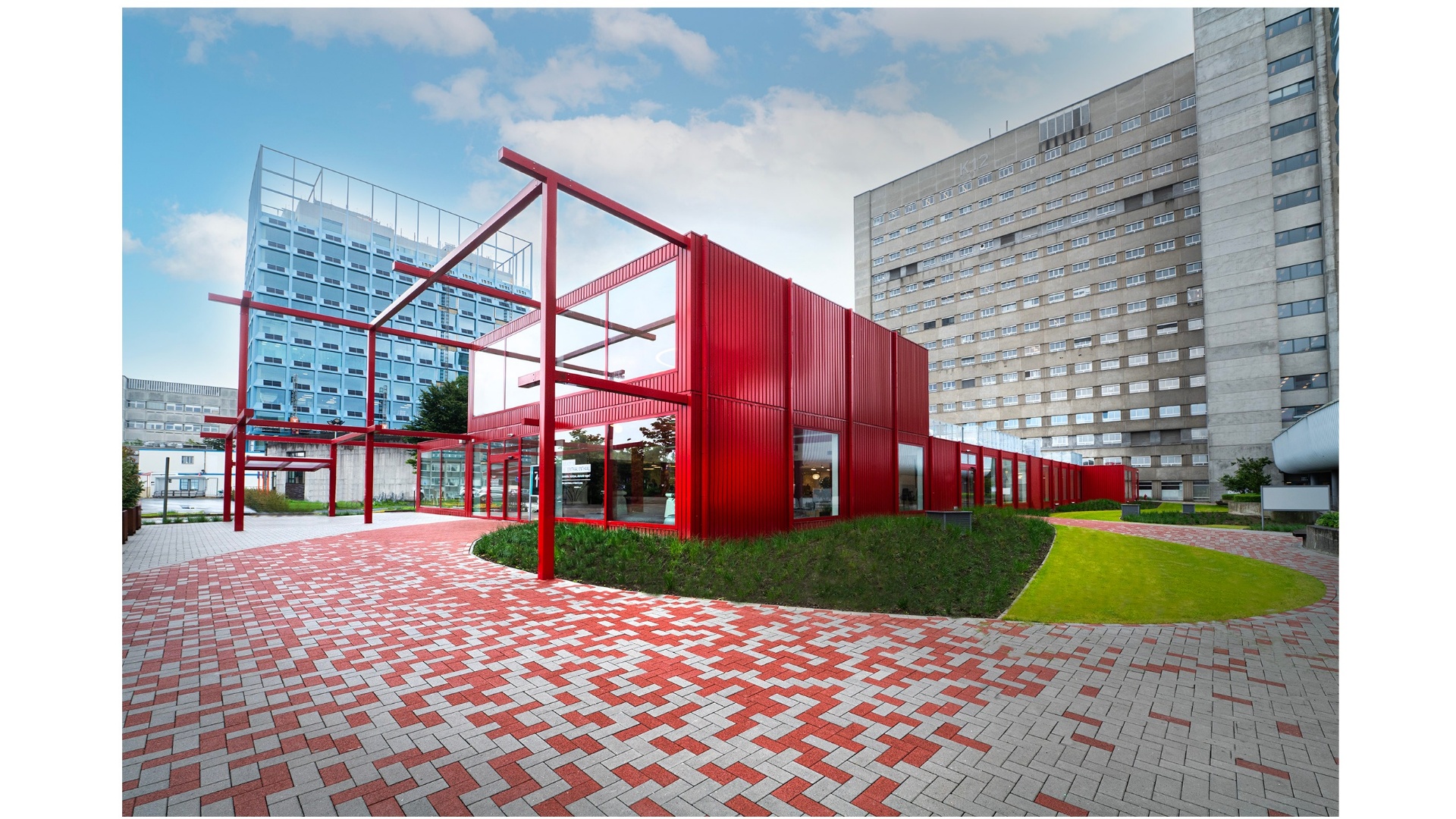 Ziekenhuisapotheek met cleanroom en opvallend inkompaviljoen voor UZ Gent