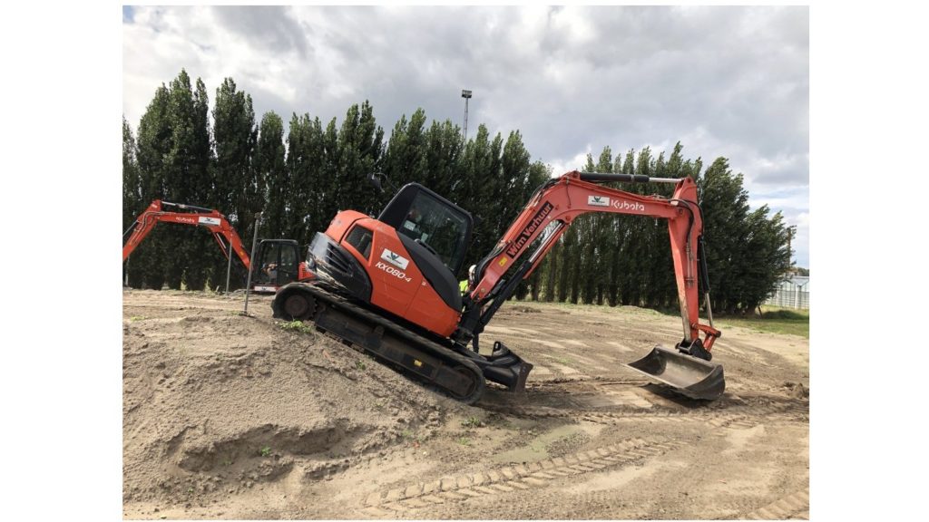 Travailller avec une excavatrice avec fonction de levage AV-014