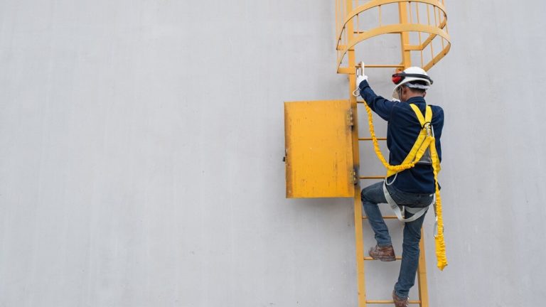 WERKEN OP HOOGTE EN BESLOTEN