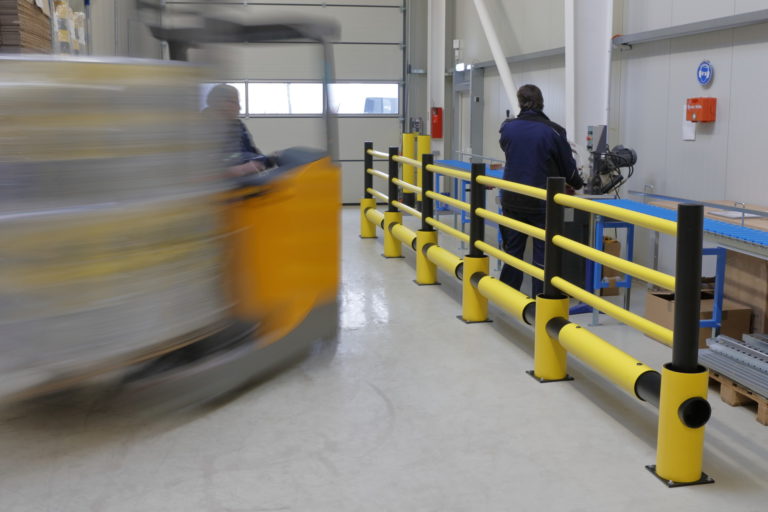 Flexible traffic barrier