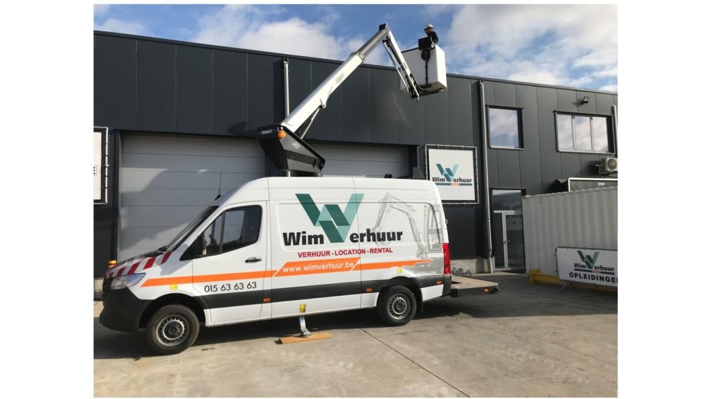 Travailler avec une nacelle élévatrice sur le camion IS-004