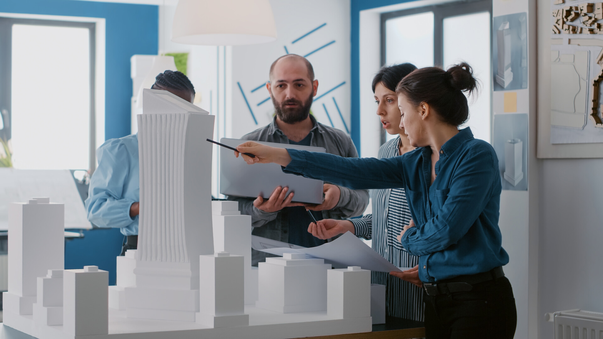 Architectes autour d&rsquo;une maquette