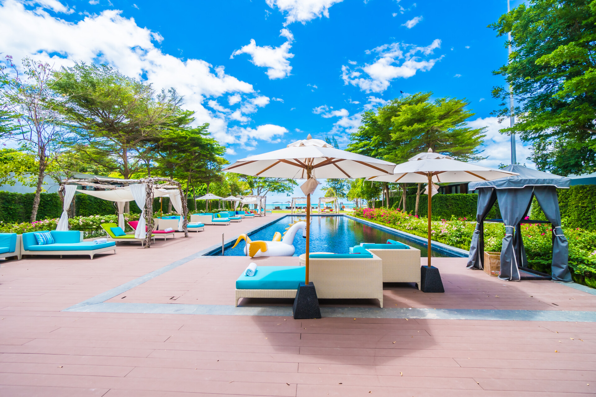 Espace piscine et terrasse d&rsquo;un h&ocirc;tel