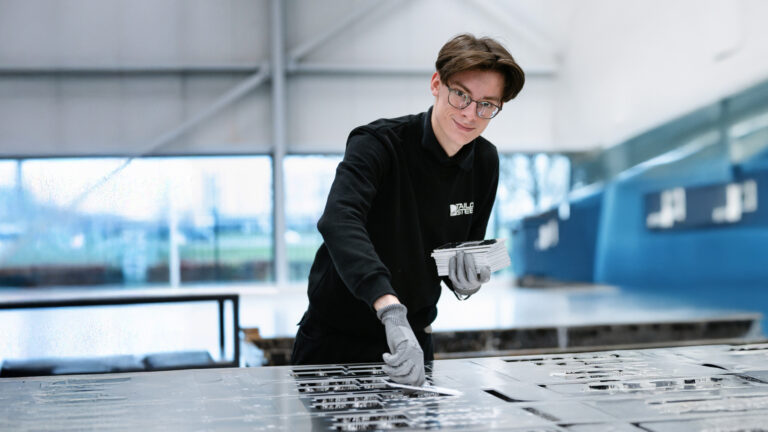 Holiday workers/students aged 18 and over (gn)* for production
