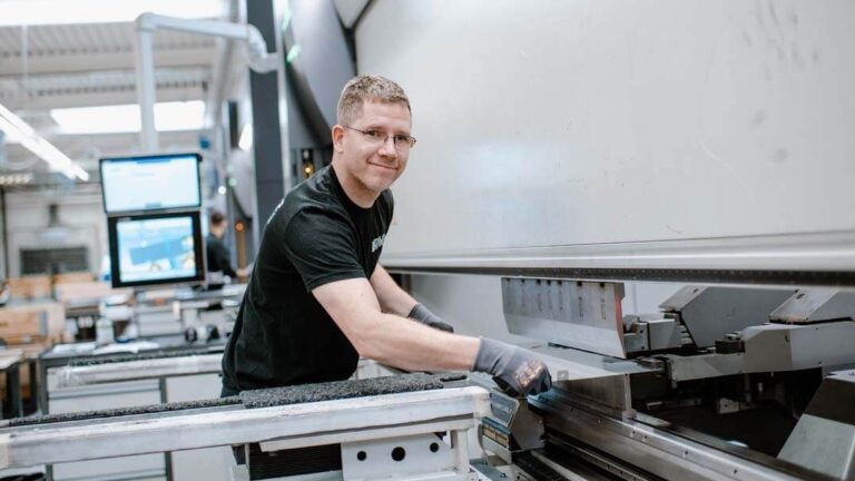 Production employee (gn)* at the CNC bending machine