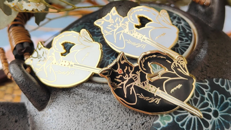 Catachi Swordfighter Cat – Hard Enamel Pin – Gold