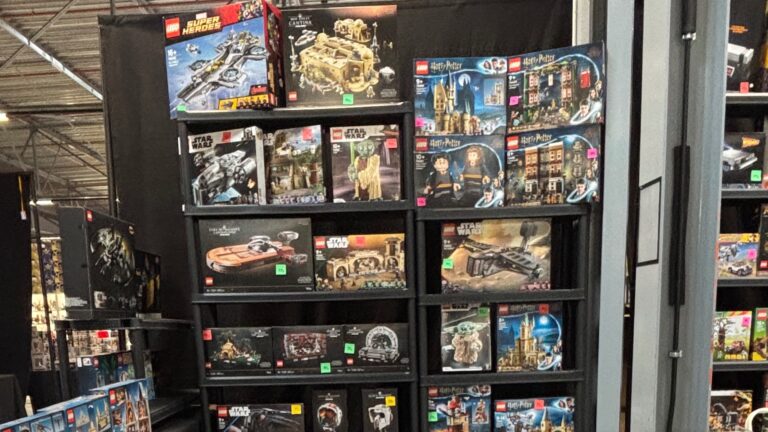 Nino’s Store (Brand New Lego Set and Minifigures)