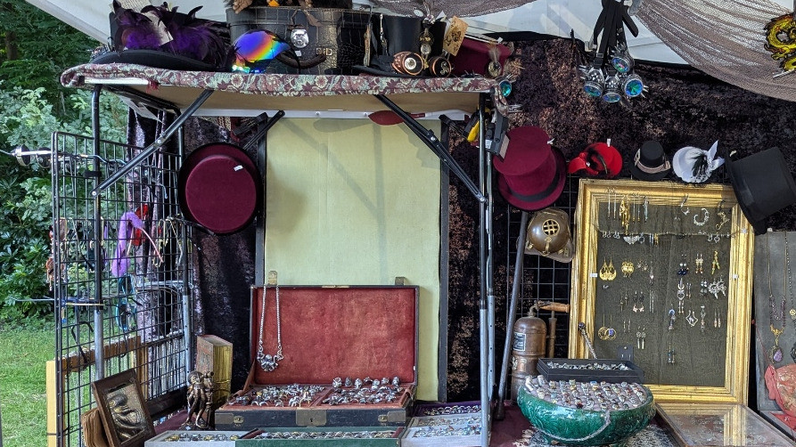 Bagues, broches, boucles d’oreilles, accessoires, à foison …