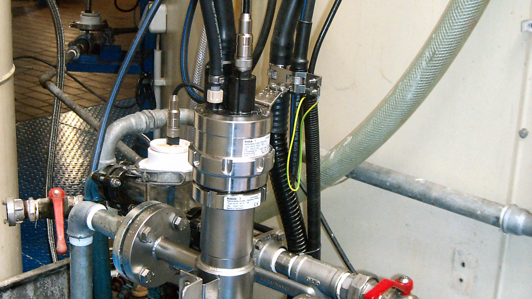 Retractable process connections