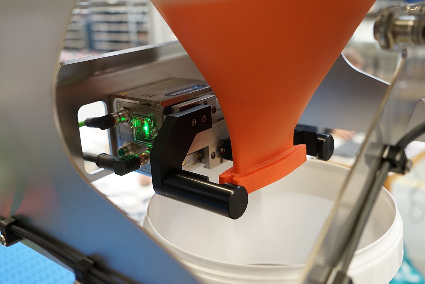 AZO®RoLog – AZO®eDos: Automated dosing of bulk solids in micro quantities