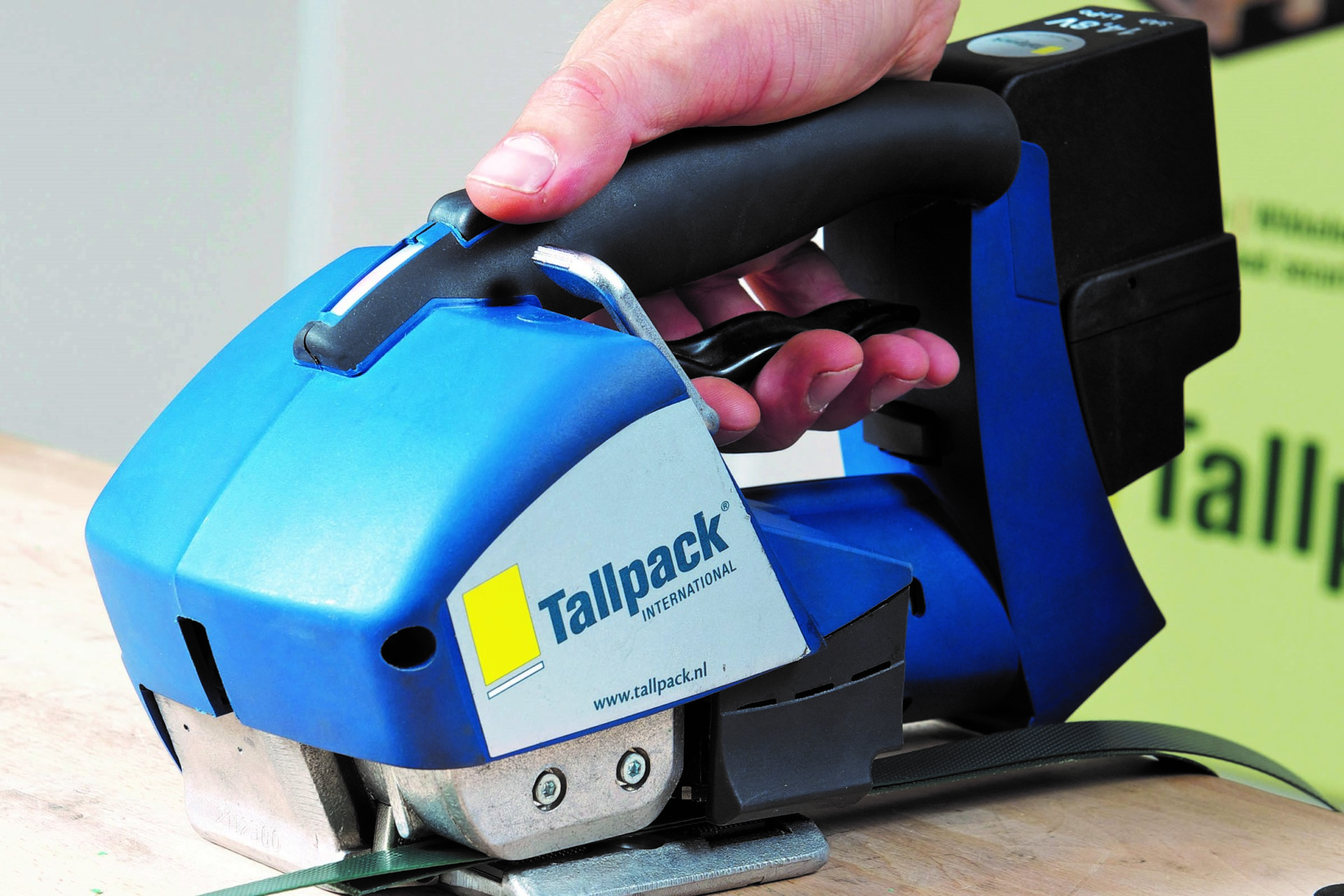 http://www.tallpack.nl/en/pr/strapping-machines/manual-strapping-machines-and-synthetic-strap-bundling-machines/ita-24-25