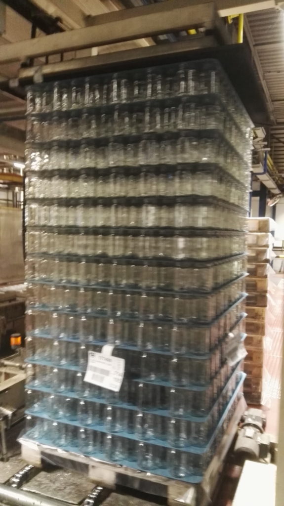 Intern pallettransport voor pallets met flessen van glas