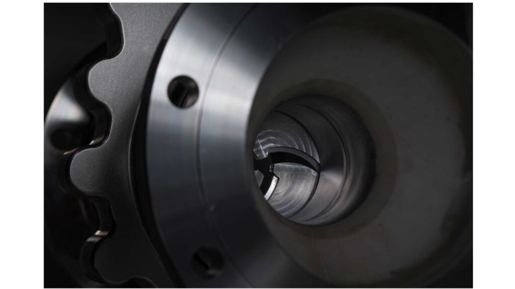 The new way of controlling the flow: Dilating Disc Valve