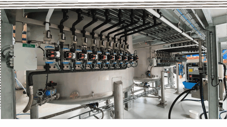 Geautomatiseerde doseer-installatie voor menging van verschillende reinigingsproducten