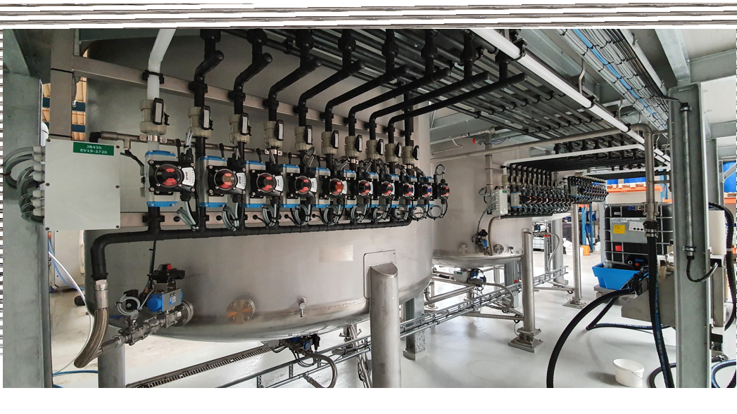 Geautomatiseerde doseer-installatie voor menging van verschillende reinigingsproducten