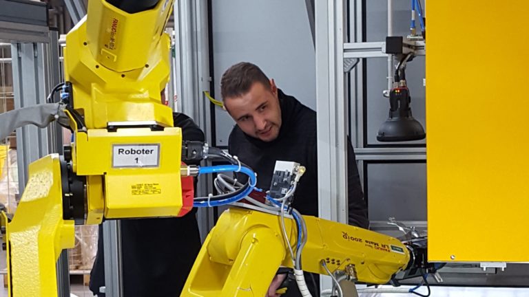 Tech-services Automation: PLC- and robot programming, vision systems